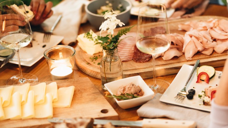 Heurigenjause, © NÖ Werbung / Julius Hirtzberger Heurigenjause, © NÖ Werbung / Julius Hirtzberger