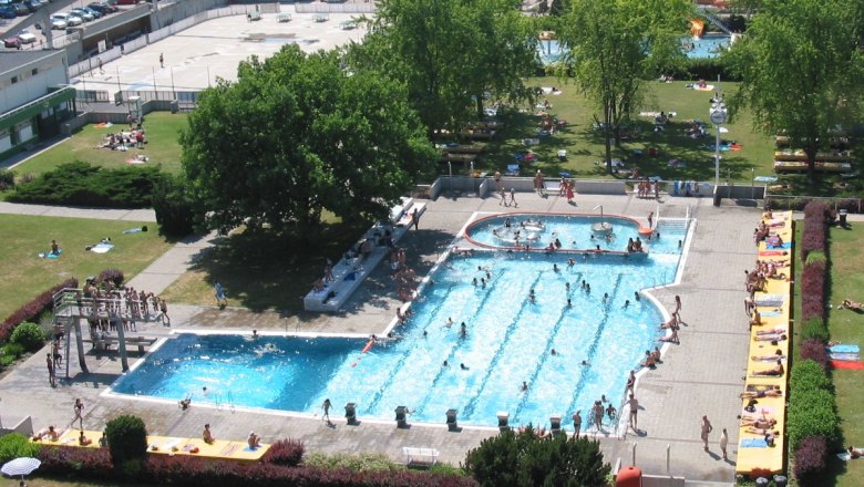 Sportbecken, Erholungszentrum Stockerau, © Stadtgemeinde Stockerau Luftaufnahme eines Freibads mit Schwimmbecken und Liegewiese.