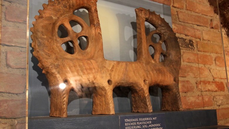 Belvedereschlössl/Bezirksmuseum Stockerau, © Stadtgemeinde Stockerau Tönerner Feuerbock mit Verzierungen im Bezirksmuseum Stockerau.