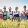 Familie Hopfeld in Tracht auf einem Feld.
