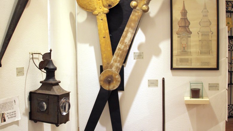 Ausstellung im Bezirksmuseum Stockerau mit alten Uhrenteilen und Zeichnungen.