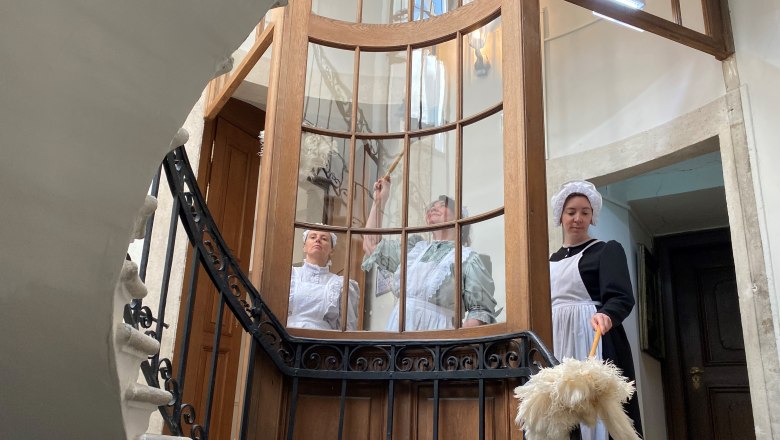 Drei Damen in Dienstm&auml;dchenkleidung f&uuml;r eine Sonderf&uuml;hrung auf Schloss Eckartsau.