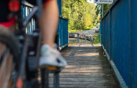 Die Br&uuml;cke &uuml;ber die March verbindet malerische Landschaften und l&auml;dt zu unvergesslichen Erlebnissen ein. Radfahrer genie&szlig;en die frische Luft und die Sch&ouml;nheit der Natur, w&auml;hrend sie entlang des Flusses gleiten. Hier wird der Sommer in seiner sch&ouml;nsten Form lebendig.