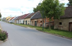 Straße mit alten Weinkellern in Hohenruppersdorf.