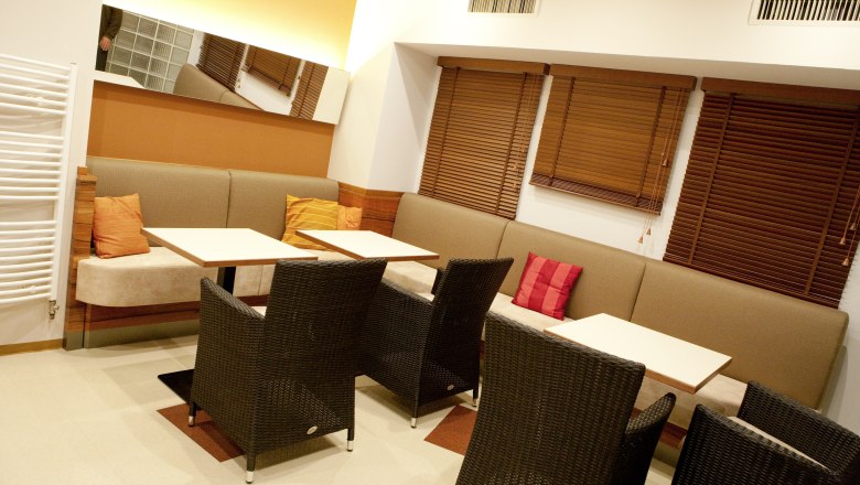 Gem&uuml;tlicher Lounge-Bereich mit Sofas, Tischen und St&uuml;hlen.