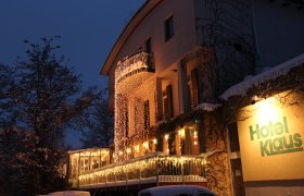 Ein beleuchtetes Hotelgebäude mit Lichterketten dekoriert.