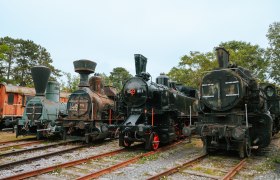 Alte Dampflokomotiven im Freien auf Schienen im Eisenbahnmuseum Strasshof.