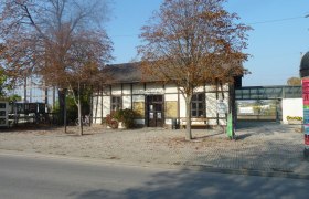 Altes Gebäude des Eisenbahnmuseums Deutsch-Wagram mit Bäumen im Vordergrund.