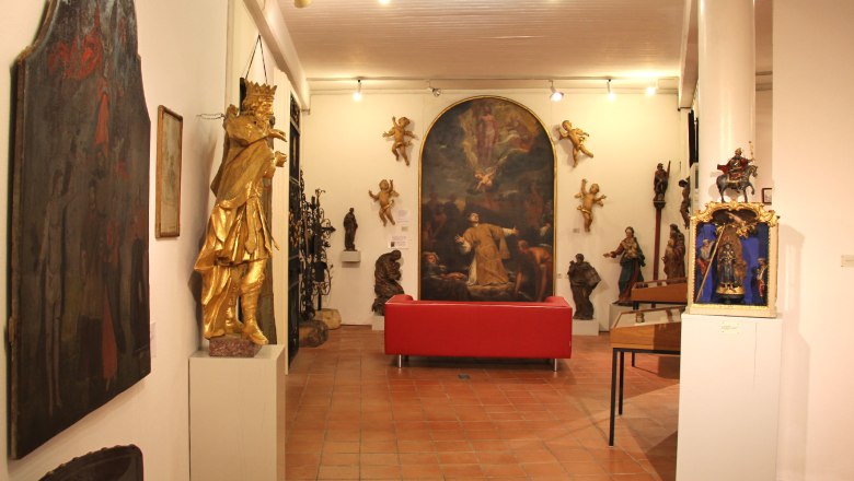 Innenansicht des Belvedereschlössls mit Kunstwerken und Skulpturen.